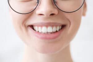 close up of a womans face that is smiling showing off her six tips for whiter teeth worthy smile